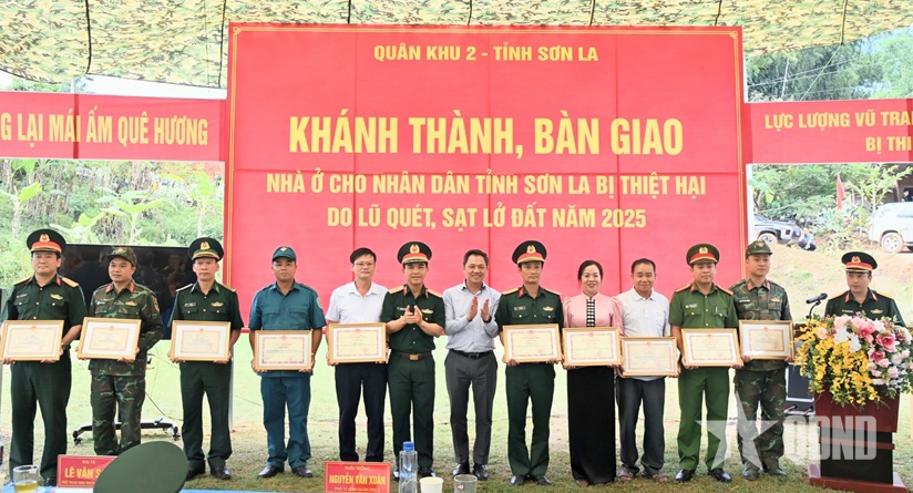 Khánh thành, bàn giao nhà cho nhân dân bị ảnh hưởng bởi mưa lũ tại Sơn La